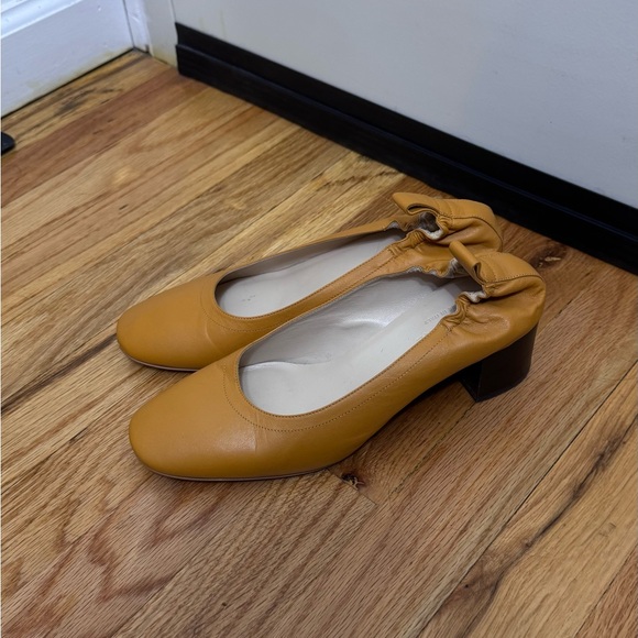 EVERLANE Women's The Italian Leather Day Heel Size 7 Yellow Mustard Balletcore - Picture 1 of 3